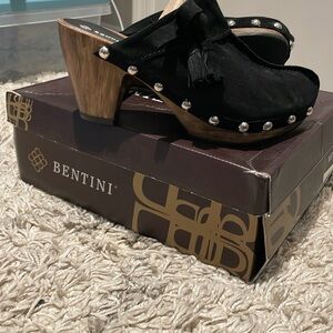 BENTINI BLACK SUEDE studded CLOGS TASSEL BOW. NIB.